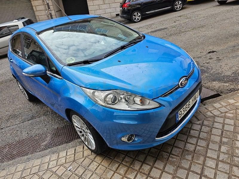 Usado Ford Fiesta Titanium 95 CV (69 kW) 2013 Azul Utilitario