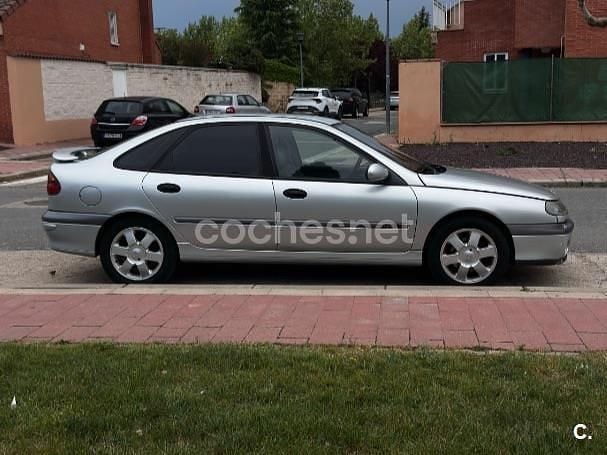Begagnad Renault Laguna 110 HK (80 kW) 2000 Vit Sedan