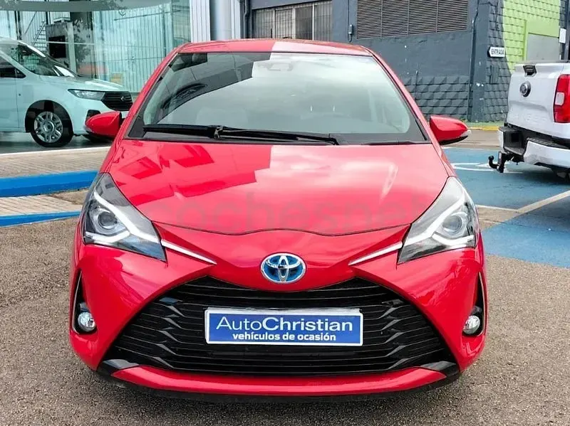 Usado Toyota Yaris Hybrid 100 CV (73 kW) 2019 Rojo Berlina