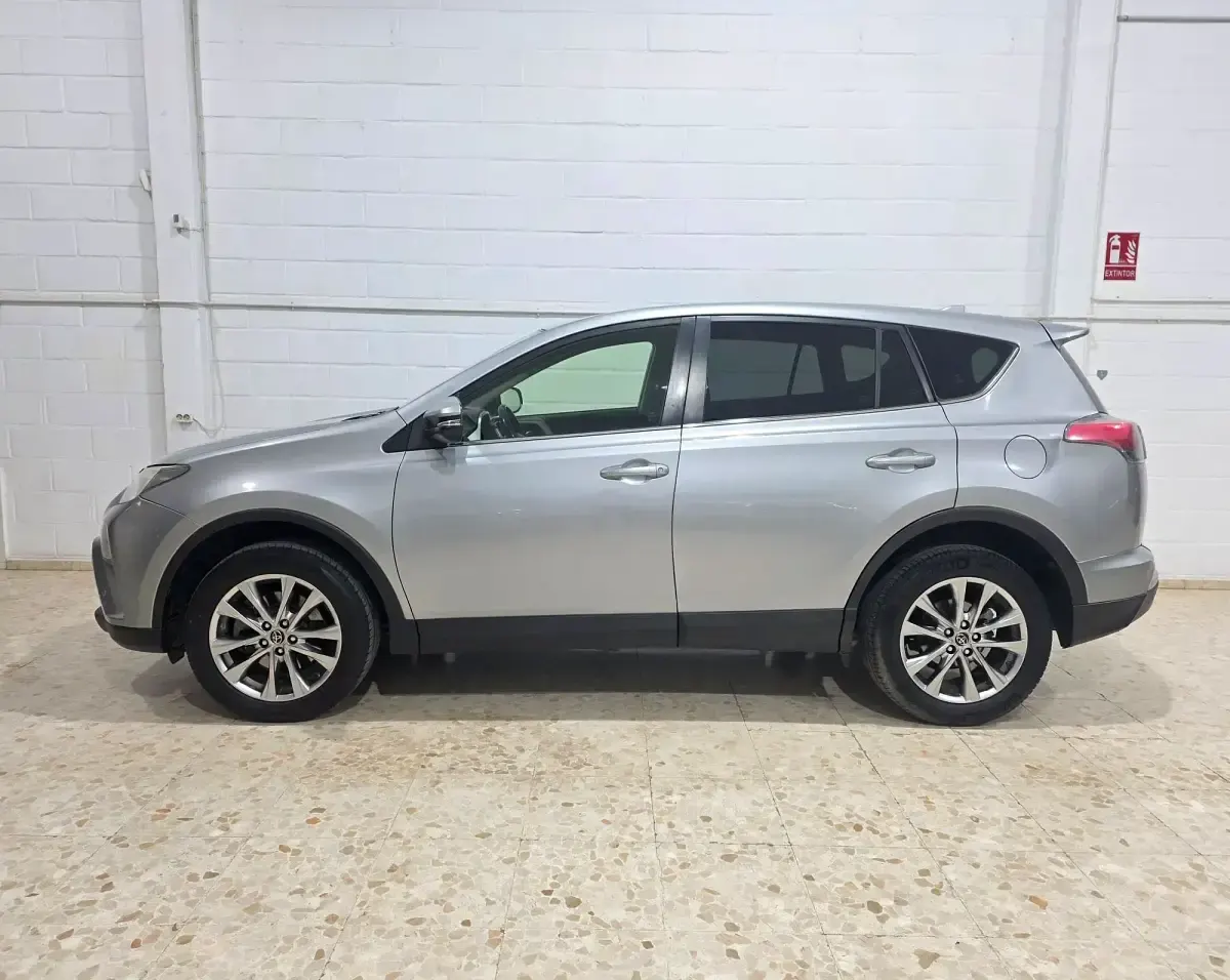 Käytetty Toyota RAV4 Advance 143 HP (105 kW) 2017 Harmaa Katumaasturi