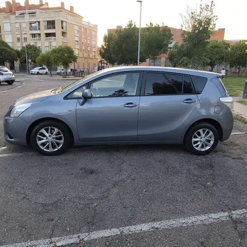 Usado Toyota Verso Active 126 CV (92 kW) 2009 Gris Monovolumen