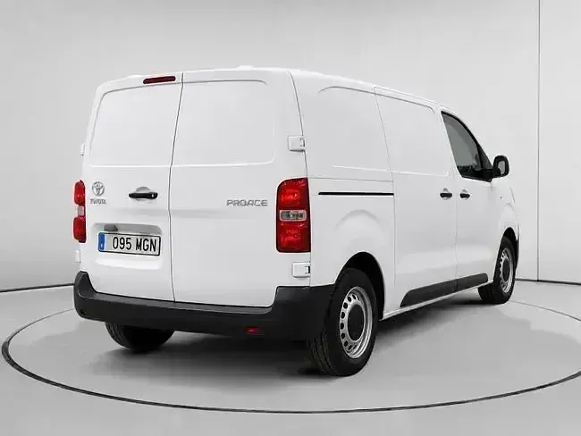 Usado Toyota Proace Plus 102 CV (75 kW) 2023 Blanco Monovolumen