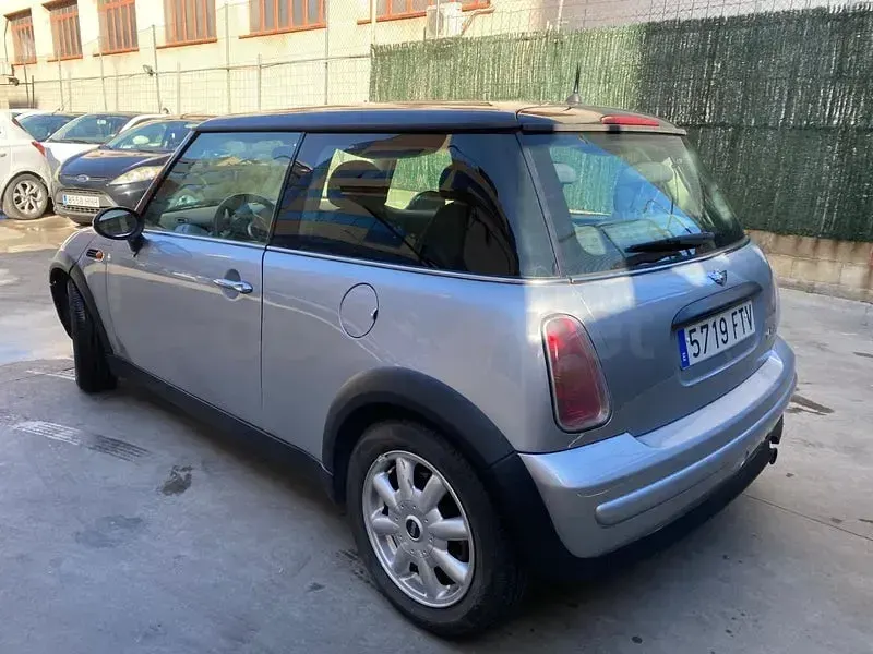Usado Mini ONE 90 CV (66 kW) 2002 Gris / plata Utilitario