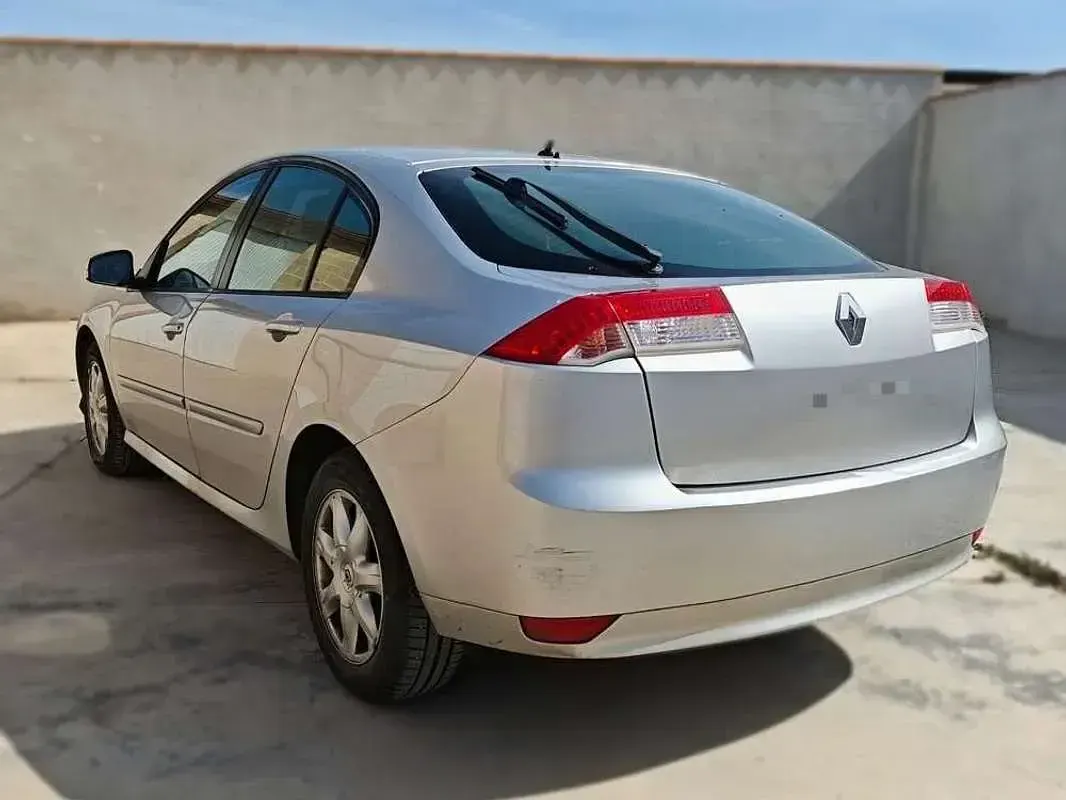Usado Renault Laguna III Expression 131 CV (96 kW) 2010 Gris Berlina