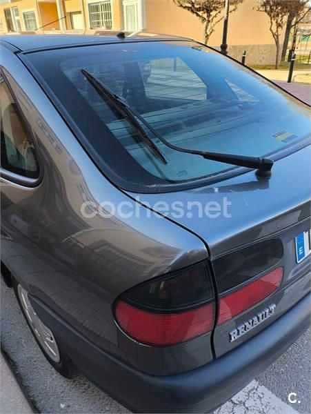 Begagnad Renault Laguna 95 HK (69 kW) 1994 Grå Halvkombi
