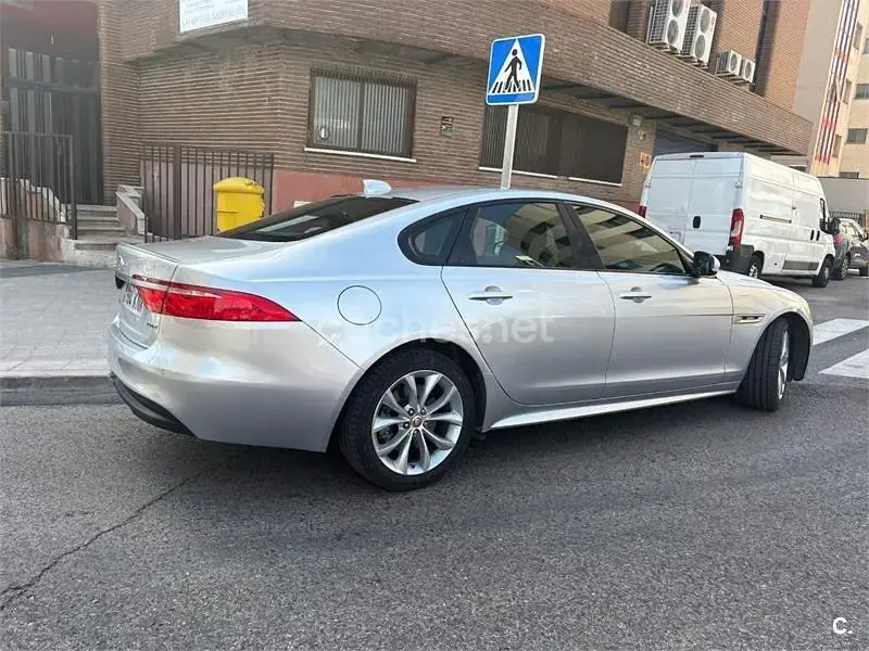 Usado Jaguar XF R-Sport 180 CV (132 kW) 2018 Gris / plata Berlina