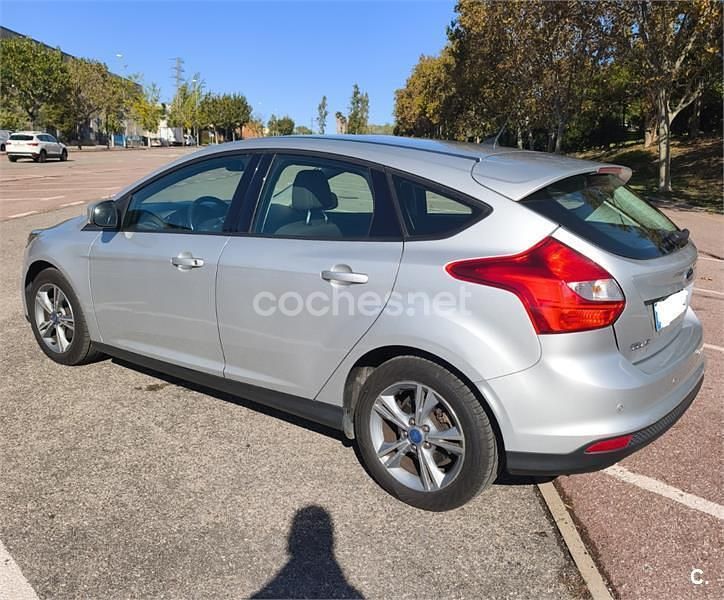 Usado Ford Focus Trend 115 CV (84 kW) 2014 Gris / plata Berlina