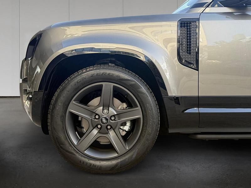 Usado Land Rover Defender SE Dynamic 249 HP (183 kW) 2025 Prateado SUV