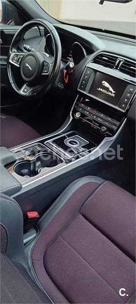 Usado Jaguar XE R-Sport 180 CV (132 kW) 2016 Granate Berlina