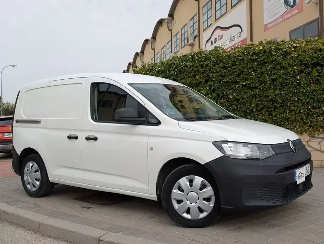Usado VW Caddy 102 CV (75 kW) 2021 Blanco Monovolumen