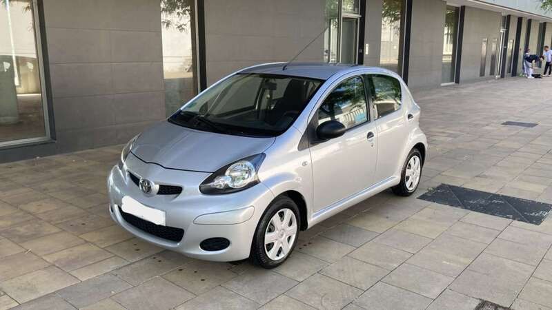 Plateado Usado 2009 Toyota Aygo Utilitario | 5999 € (Un poco caro) - Imagen 1/4