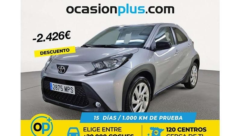Usado Toyota Aygo Play 72 CV (52 kW) 2024 Gris Utilitario