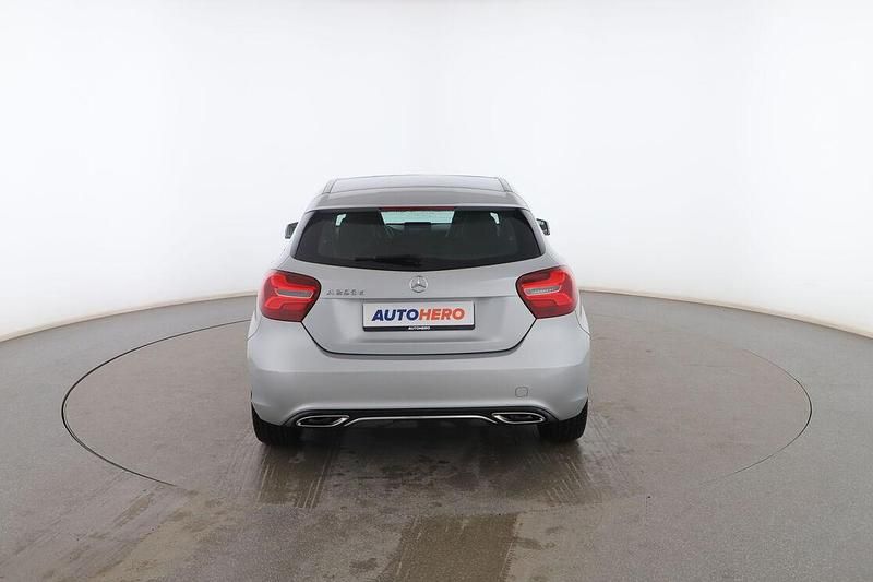 Usado Mercedes A200 Urban 135 CV (99 kW) 2017 Gris Utilitario