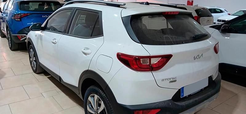 Usado Kia Stonic 101 CV (74 kW) 2024 Clear white  blanco SUV
