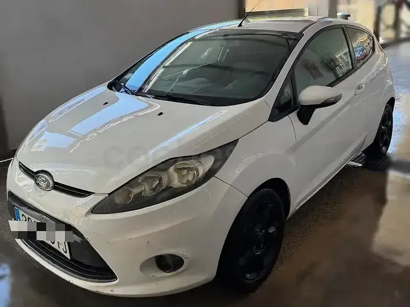 Usado Ford Fiesta Trend 82 CV (60 kW) 2010 Blanco Berlina