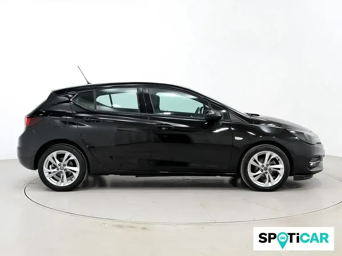 Usado Opel Astra Design & Tech 110 CV (80 kW) 2021 Negro Utilitario