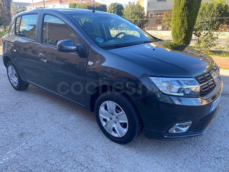 Usado Dacia Sandero Comfort 90 CV (66 kW) 2019 Gris / plata Berlina