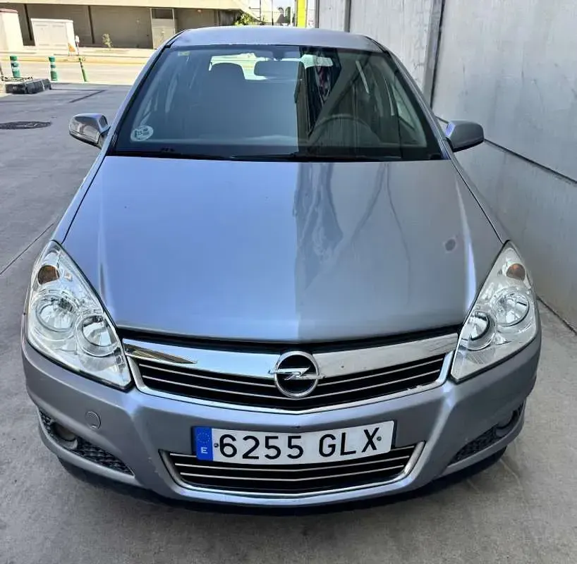 Usado Opel Astra Cosmo 110 CV (80 kW) 2009 Gris Utilitario