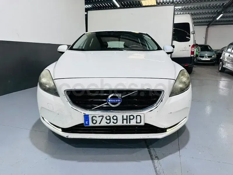 Begagnad Volvo V40 Kinetic 115 HK (84 kW) 2013 Vit Sedan