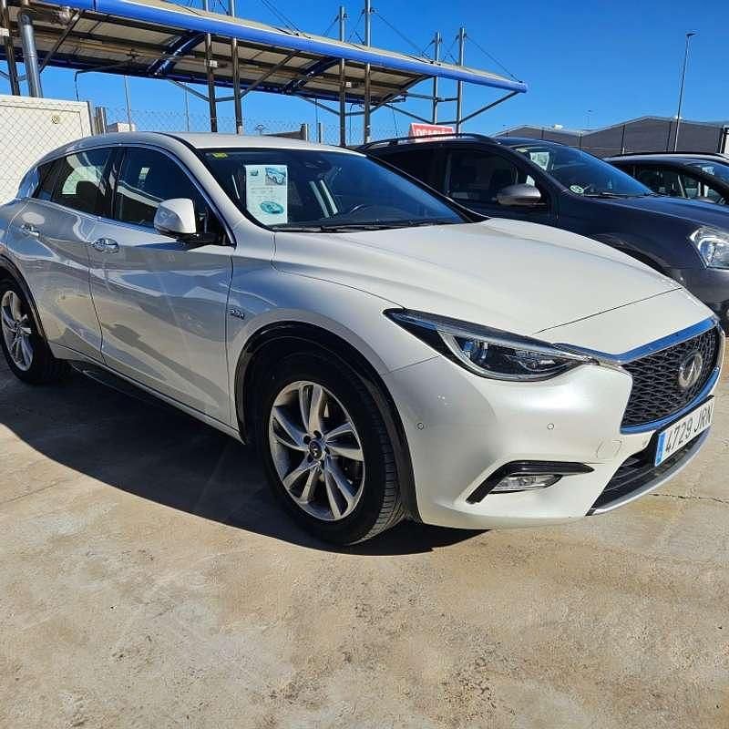 Usado Infiniti Q30 Premium 170 CV (125 kW) 2016 Blanco Utilitario