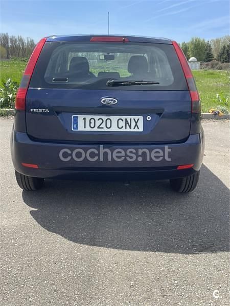 Usado Ford Fiesta Trend 80 CV (58 kW) 2003 Azul Utilitario