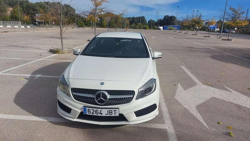 Usado Mercedes A180 AMG line 109 CV (80 kW) 2015 Blanco Utilitario