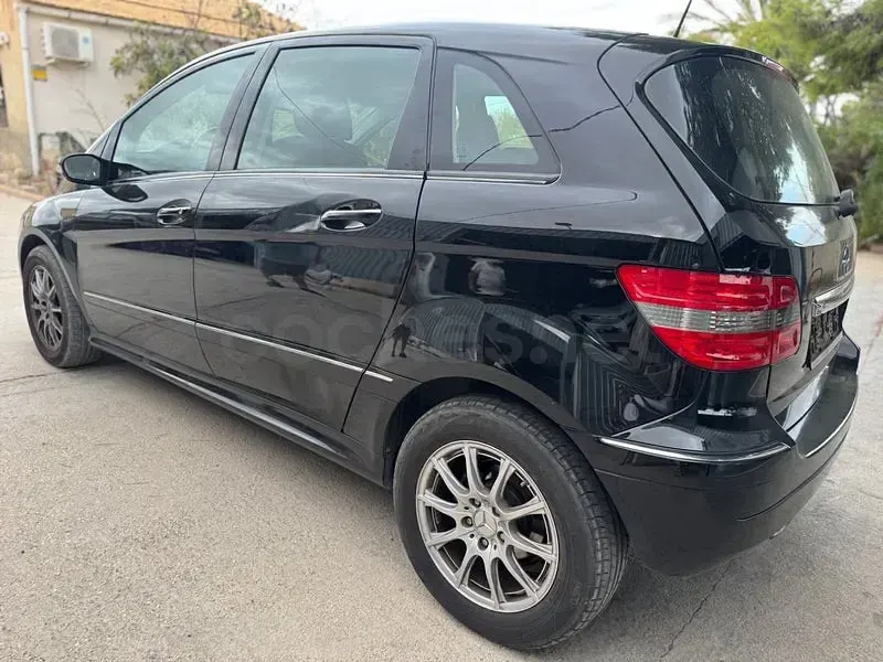 Usado Mercedes B200 136 CV (100 kW) 2005 Negro Monovolumen
