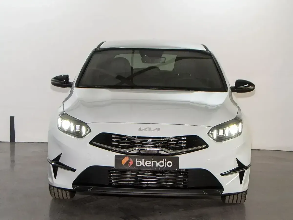 Usado Kia Ceed Style 120 CV (88 kW) 2023 Blanco Utilitario