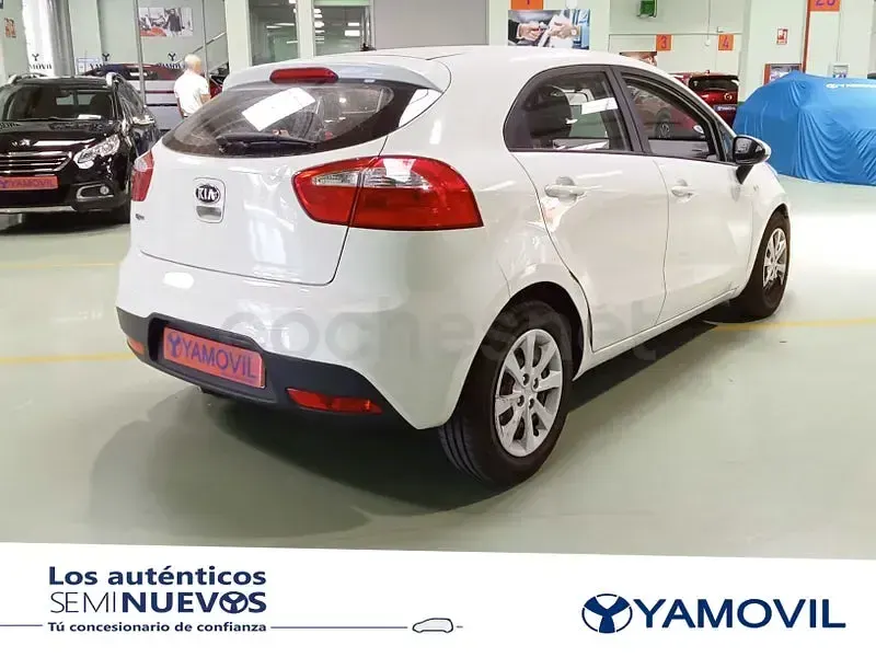 Usado Kia Rio 85 CV (62 kW) 2014 Blanco Berlina