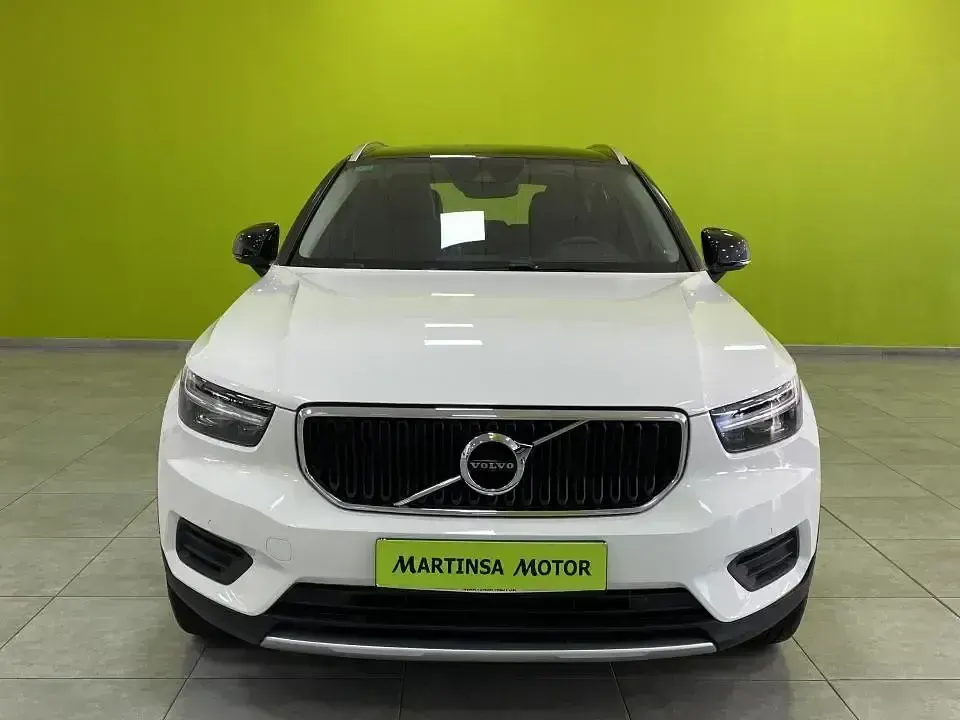 Begagnad Volvo XC40 Momentum 197 HK (144 kW) 2022 Vit SUV