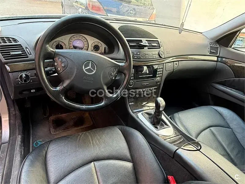 Usado Mercedes E270 Avantgarde 170 CV (125 kW) 2003 Gris / plata Familiar