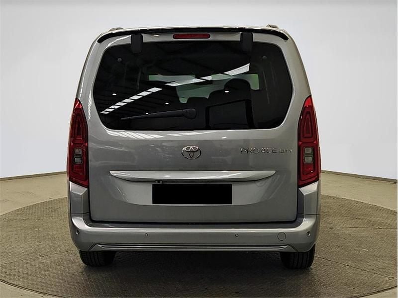 Usado Toyota Proace Verso Active 131 CV (96 kW) 2024 Plata atomium Familiar