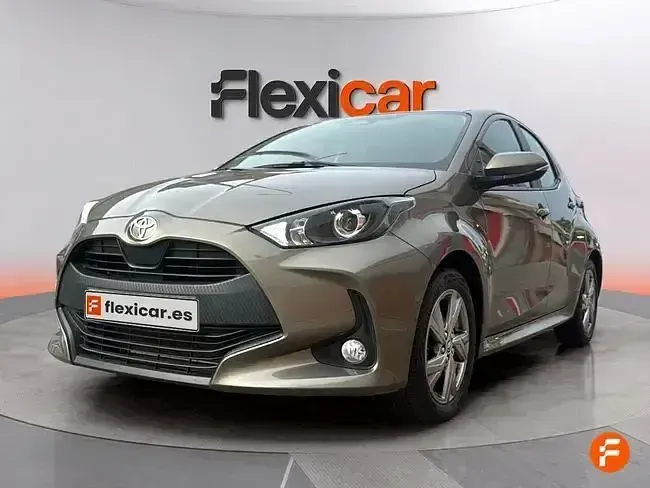 Usado Toyota Yaris Active 116 CV (85 kW) 2025 Marrón Utilitario