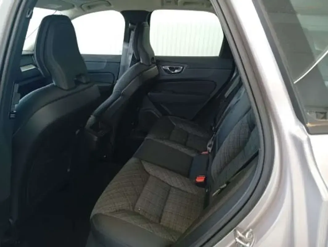 Usado Volvo XC60 Core 252 CV (185 kW) 2025 Gris SUV