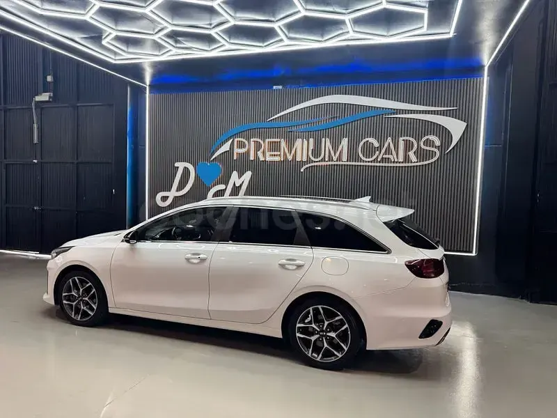 Usado Kia Ceed GT GT-Line 120 CV (88 kW) 2019 Blanco Familiar