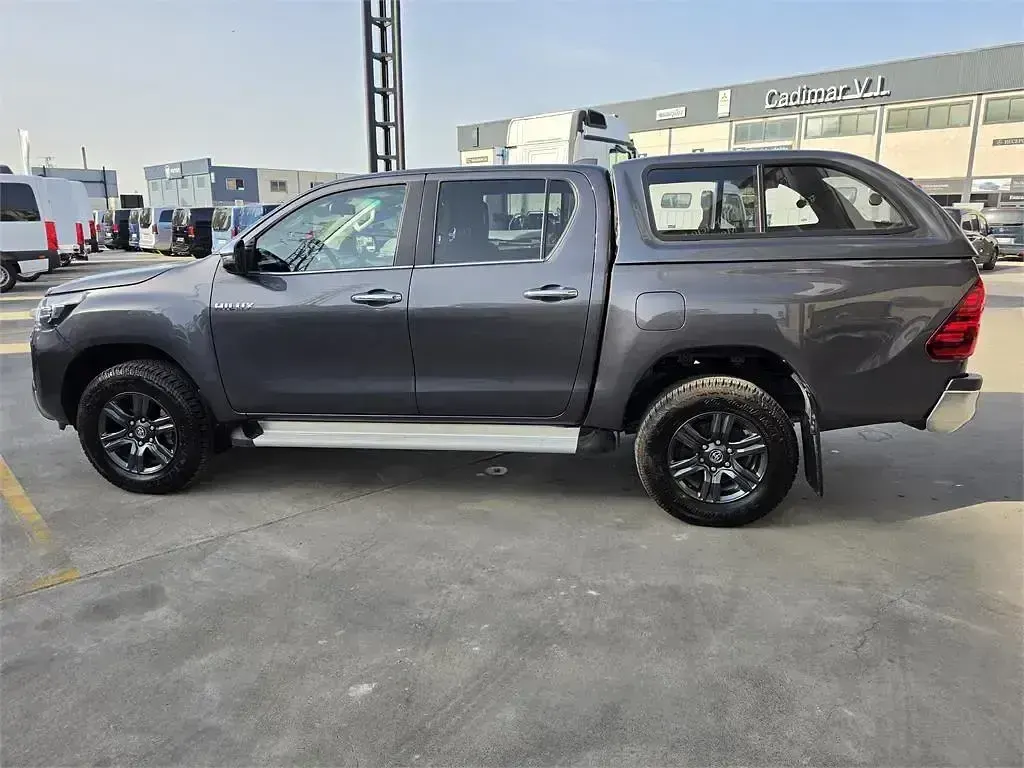 Usado Toyota HiLux 204 CV (150 kW) 2024 Gris Pickup/Camioneta