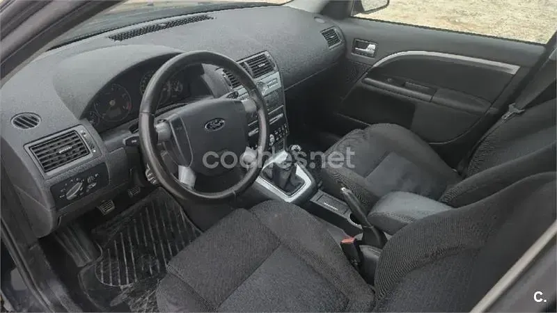 Usado Ford Mondeo Futura 130 CV (95 kW) 2005 Azul Berlina