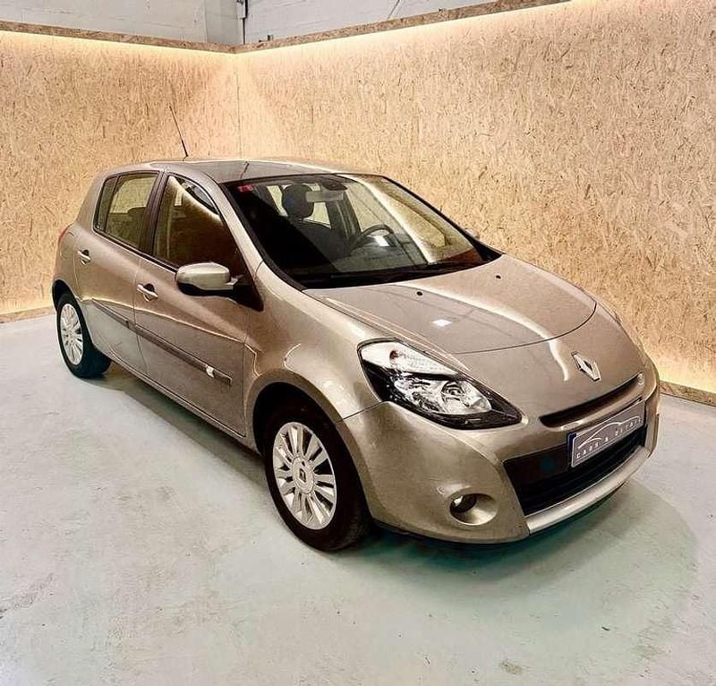 Usado Renault Clio IV Dynamique 90 CV (66 kW) 2012 Beige Utilitario