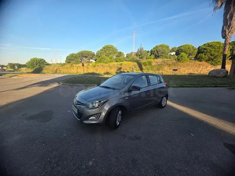Usado Hyundai i20 85 CV (62 kW) 2013 Marrón Utilitario