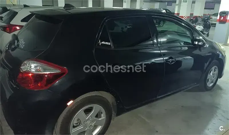 Usado Toyota Auris Hybrid Active 135 CV (99 kW) 2011 Negro Berlina