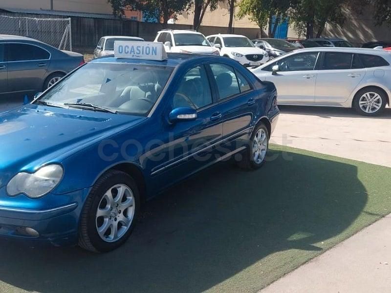 Usado Mercedes C220 Elegance 143 CV (105 kW) 2003 Azul Berlina