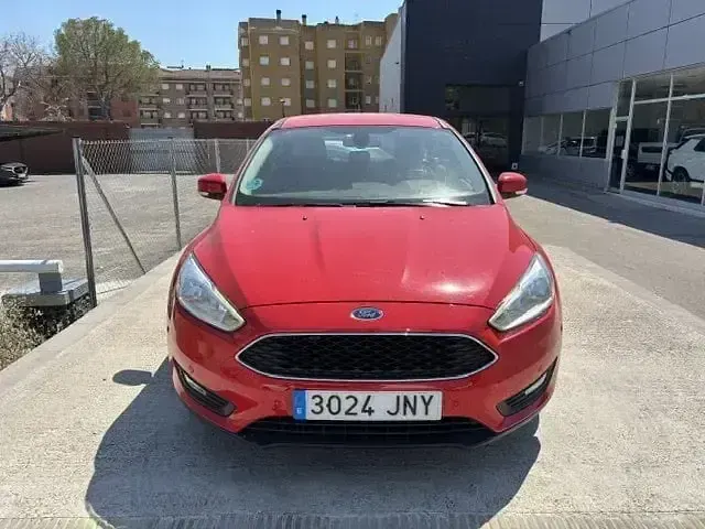 Usado Ford Focus Trend 120 CV (88 kW) 2016 Rojo Berlina
