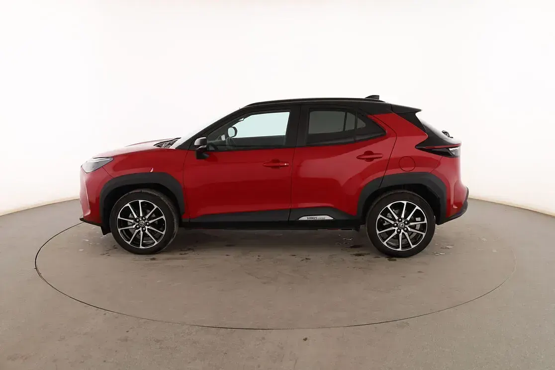 Usado Toyota Yaris Cross Sport 131 CV (96 kW) 2024 Rojo SUV