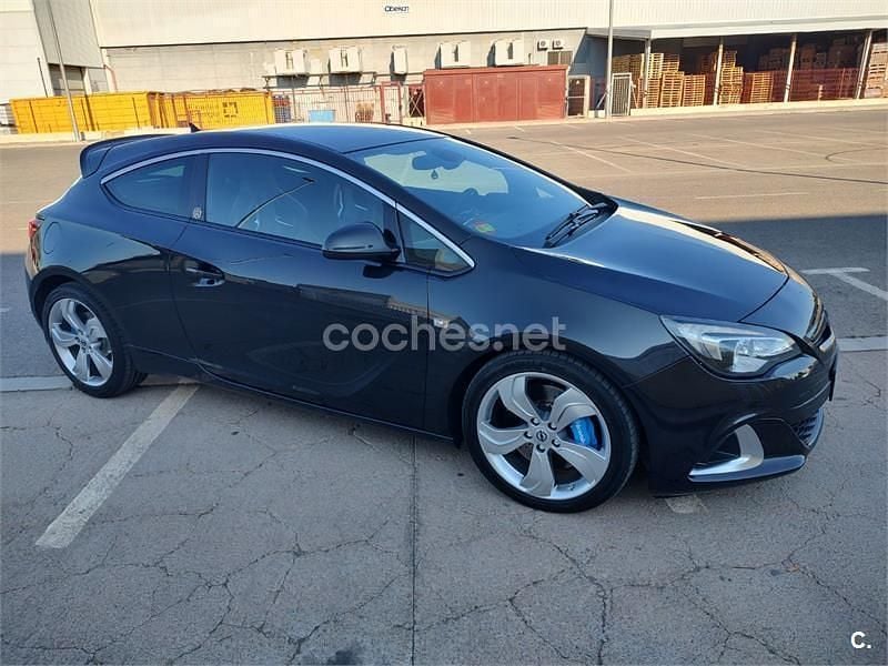 Negro Usado 2013 Opel Astra GTC OPC Berlina | 13.900 € - Imagen 1/4