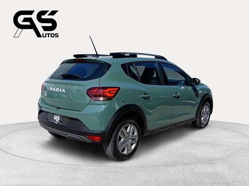 Usado Dacia Sandero Essentiel 91 CV (66 kW) 2023 Verde Berlina