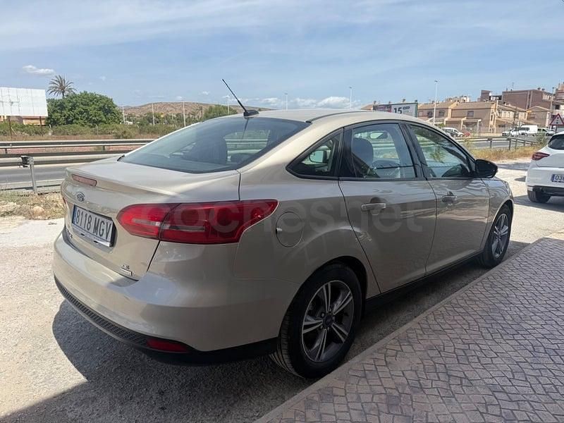Usado Ford Focus Trend 125 CV (91 kW) 2018 Beige Berlina