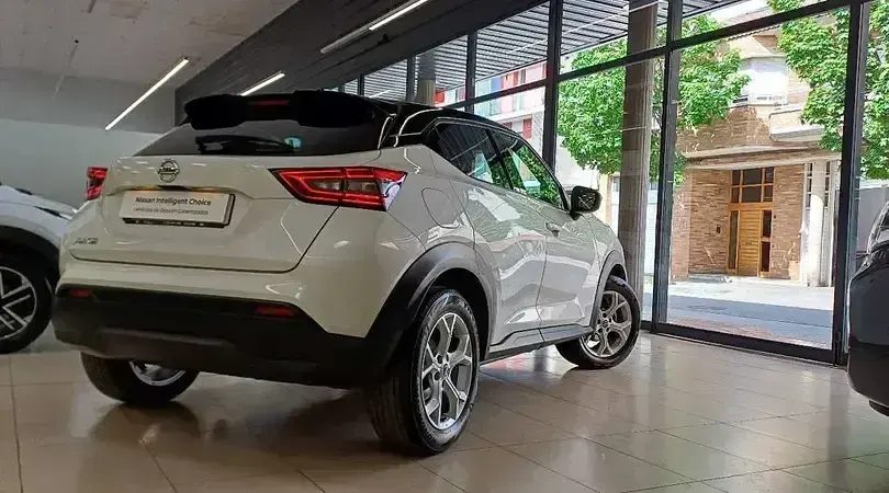 Usado Nissan Juke N-Connecta 114 CV (83 kW) 2020 Lunar white (metalizado) techo SUV