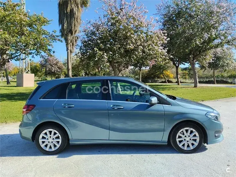 Usado Mercedes B200 136 CV (100 kW) 2015 Azul Monovolumen
