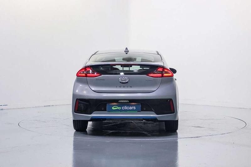 Usado Hyundai Ioniq Style 105 CV (77 kW) 2017 Plateado Utilitario