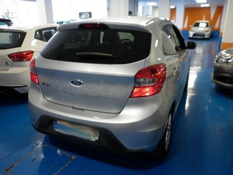 Usado Ford Ka Plus Ultimate 85 CV (62 kW) 2016 Gris / plata Utilitario